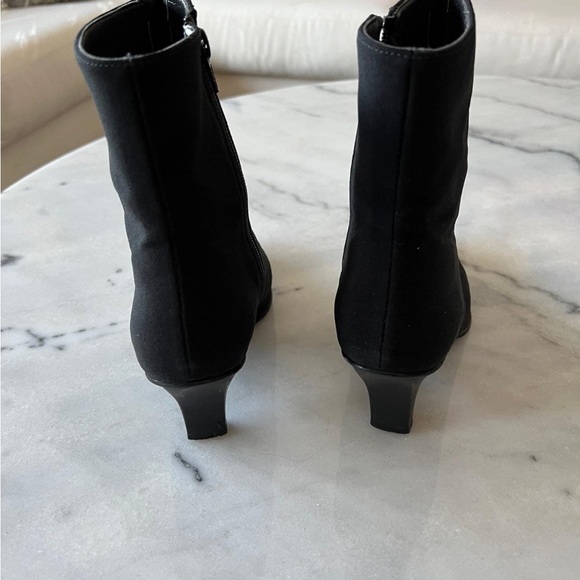 Stuart Weitzman - Picture 4 of 7